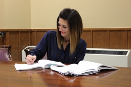 Robin Rivera takes out her notes for class. Photo by Hannah Onder